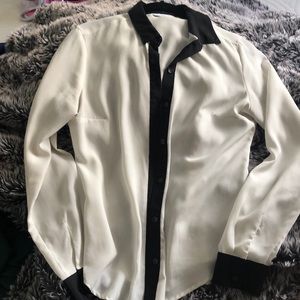 New York & Co Off-white/Black long sleeved blouse